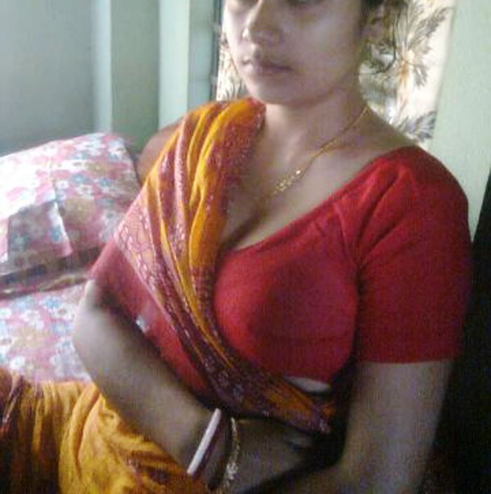 Desi Indian Sexy Aunty In Red Blouse Boobs Pressing Hard.