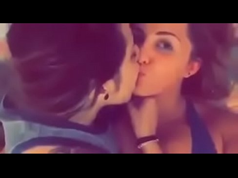 Beef reccomend lesbicas kissing