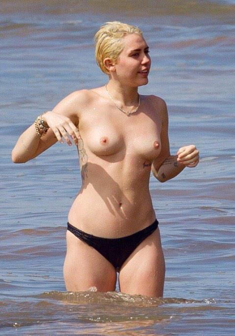 Miley cyrus shows her breast
