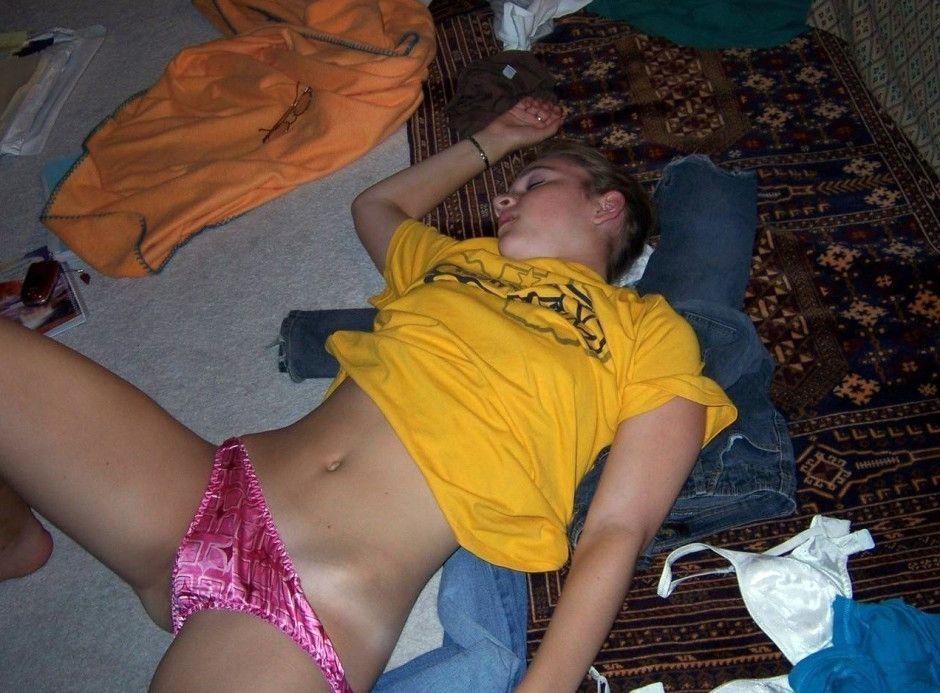 Naked amateur passed out girl