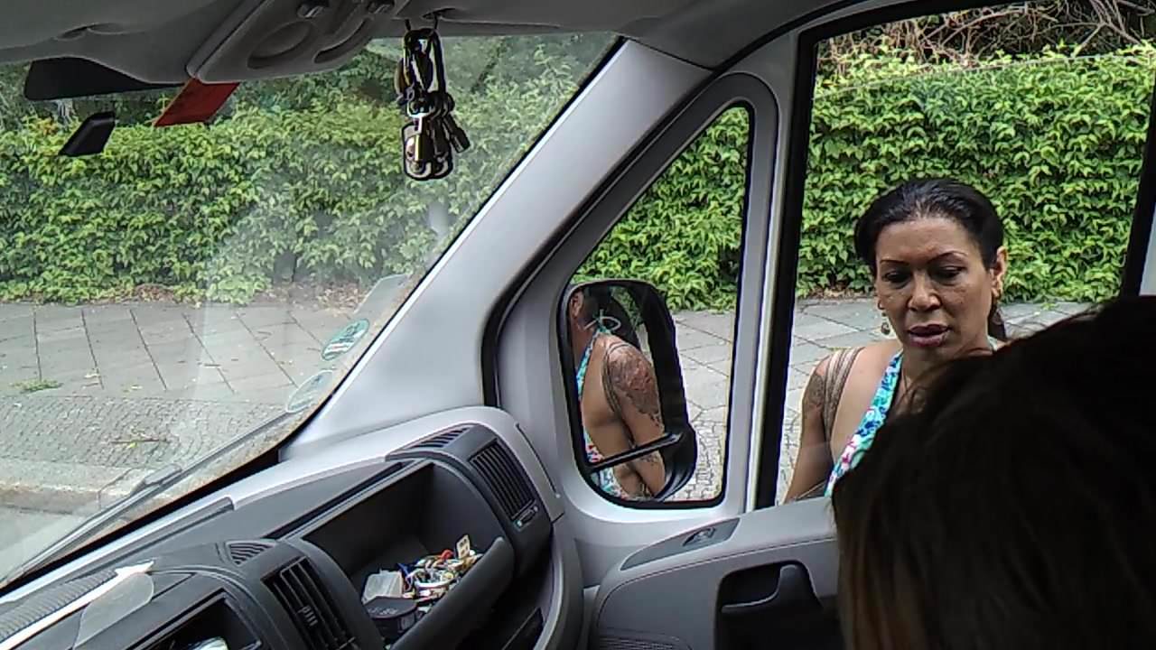 Count reccomend wife flashes car
